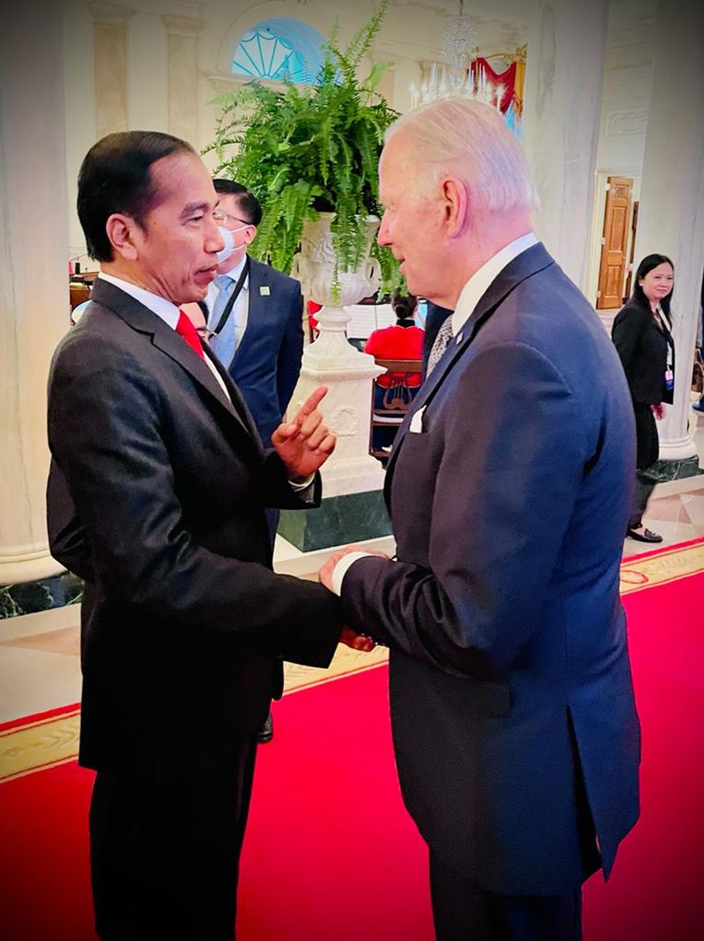 Presiden Joko Widodo berbincang dengan Presiden Joe Biden pada acara jamuan santap malam di Gedung Putih, Washington DC, Amerika Serikat, Kamis (12/5/2022) waktu setempat.
