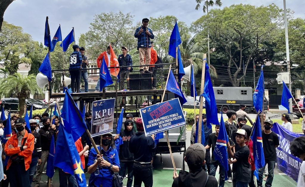 A number of cadres of the Adil Makmur People's Party (Prima) demonstrated in front of the General Elections Commission (KPU) office, Jakarta, Thursday (8/12/2022). They demanded that the government audit the KPU because it was not working transparently.