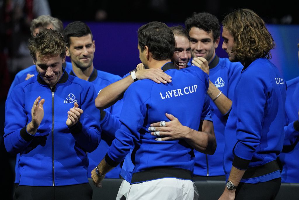 Roger Federer (tengah), yang membela tim Eropa, dipeluk rekannya, Rafael Nadal, setelah tampil di Kejuaraan tenis beregu Piala Laver di Arena O2, London, Inggris, Sabtu (24/9/2022) dini hari WIB. Laga itu menandai akhir karier Federer di tenis profesional.