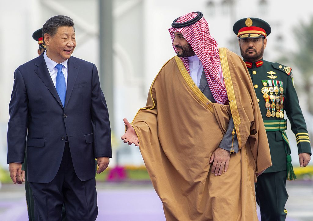 Foto yang dikeluarkan oleh Istana Kerajaan Arab Saudi memperlihatkan Putra Mahkota Pangeran Mohammed bin Salman (kanan) menyambut kedatangan Presiden China Xi Jinping (kiri) di Riyadh, Arab Saudi, Kamis (8/12/2022). 