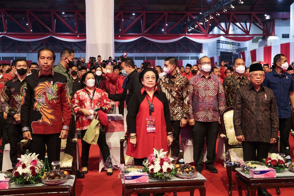 Presiden Joko Widodo didampingi Wakil Presiden Ma'ruf Amin (kanan) bersama Ketua Umum PDI-P Megawati Soekarnoputri menghadiri puncak acara HUT Ke-50 PDI Perjuangan di Jakarta, Selasa (10/1/2023). Perayaan HUT ke-50 digunakan PDI-P sebagai bagian konsolidasi partai dalam rangka pemenangan pemilu. 