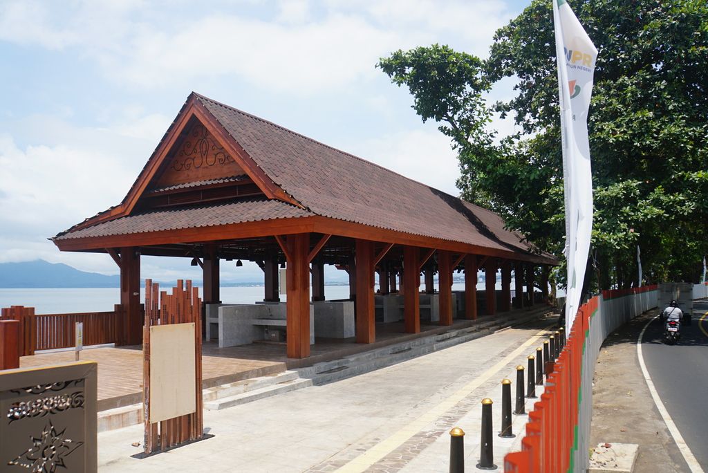 Suasana lokasi proyek anjungan Pantai Malalayang di Manado, Sulawesi Utara, Selasa (1/3/2022). Fasilitas publik pendukung pariwisata ini dibangun dengan dana APBN sebesar Rp 65,48 miliar dari Kementerian Pekerjaan Umum dan Perumahan Rakyat.