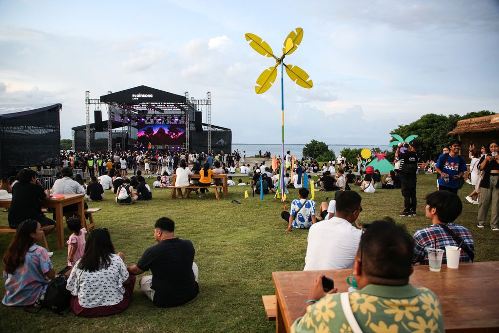 Penonton menikmati penampilan Stars and Rabbit dengan latar belakang pantai di festival musik Joyland 2023 di Peninsula Island, Nusa Dua, Bali, Sabtu (18/3/2023).