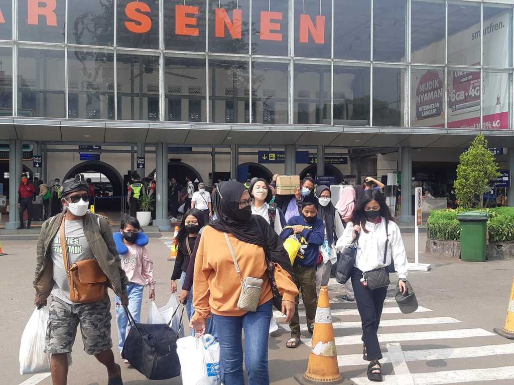 Suasana pintu keluar Stasiun Pasar Senen, Jakarta, Selasa (10/5/2022).