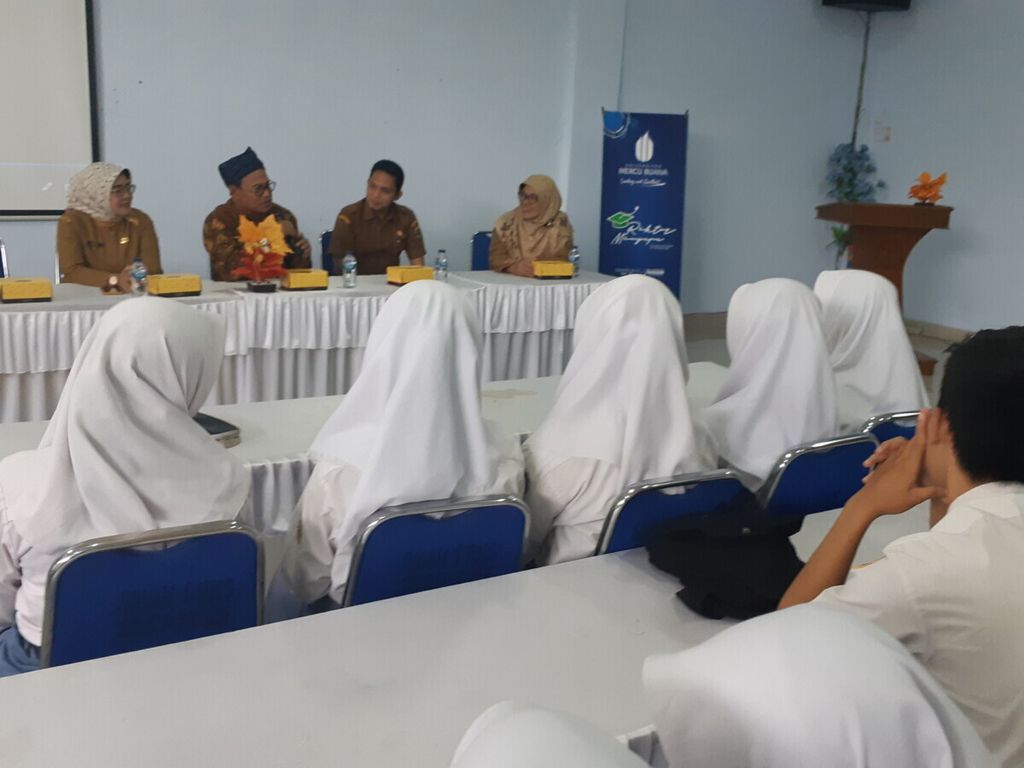 Rektor Universitas Mercu Buana Ngadino Surip (depan, kedua dari kiri) hadir di SMAN 1 Rangkasbitung, Kabupaten Lebak, Banten, untuk memberi motivasi dan beasiswa kuliah. Dukungan mengakses pendidikan tinggi lewat beasiswa kuliah dilakukan perguruan tinggi swasta maupun negeri.