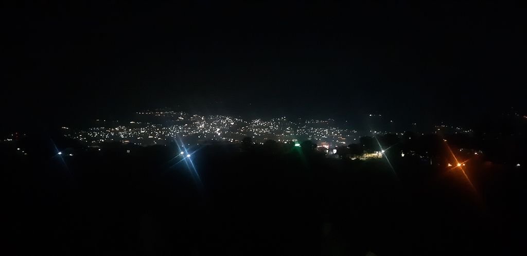 Suasana Kota Batu di saat dipotret pada malam hari, Sabtu (25/12/2021). Tampak pemandangan kerlip lampu menerangi kota yang dikelilingi gunung tersebut.