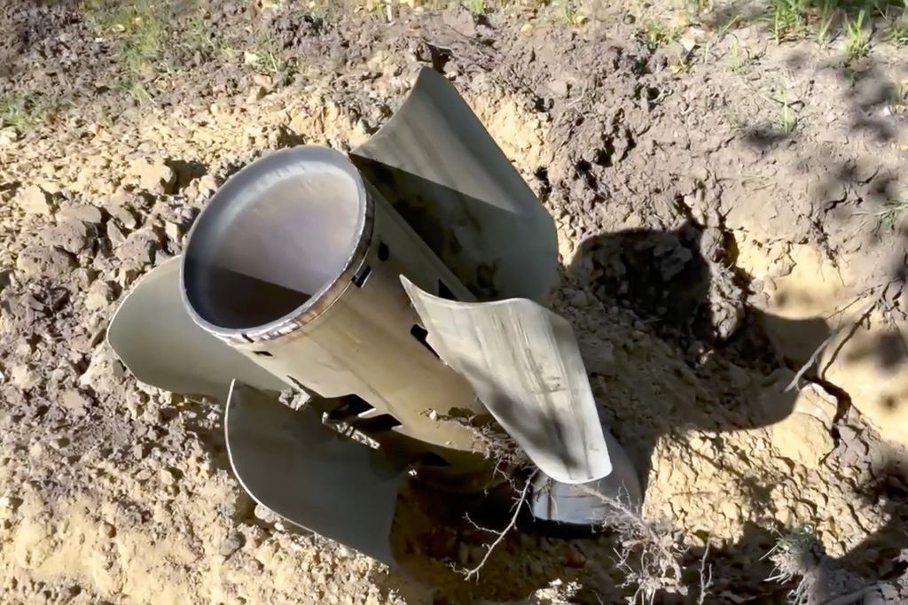Foto yang dicuplik dari sebuah rekaman video Layanan Media Kementerian Pertahanan RUsia, 7 Agustus 2022, memperlihatkan bagian roket yang meledak di sekitar lokasi penyimpanan bahan radioaktif di Pembangkit Listrik Tenaga Nuklir Zaporizhia milik Ukraina yang kini dikuasai militer Rusia. 