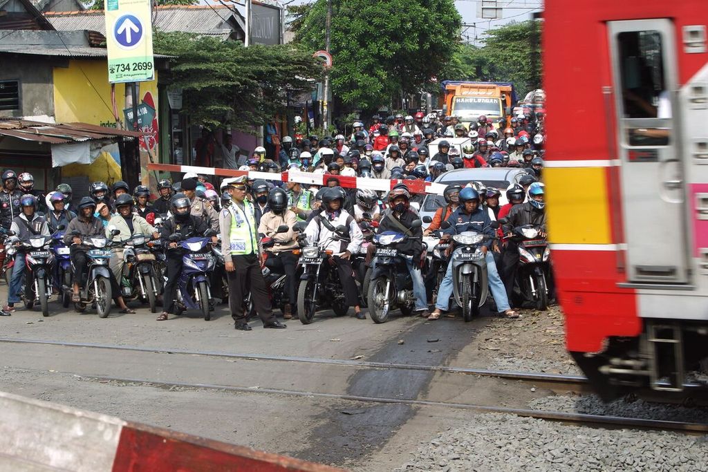 Situasi di pelintasan kereta api di Jalan Bintaro Jaya Permai, Jakarta Selatan, Rabu (11/12/2013).