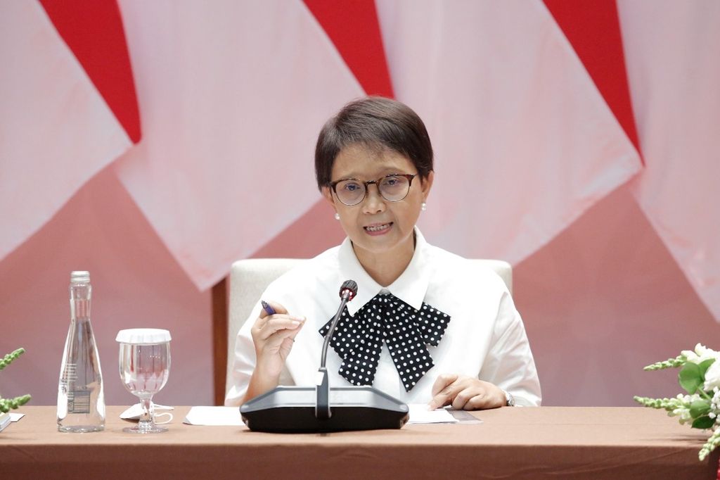 Menteri Luar Negeri Retno Marsudi menyampaikan keterangan pers terkait persiapan Indonesia menyelenggarakan KTT G20 di Jakarta, Kamis (13/10/2022). 