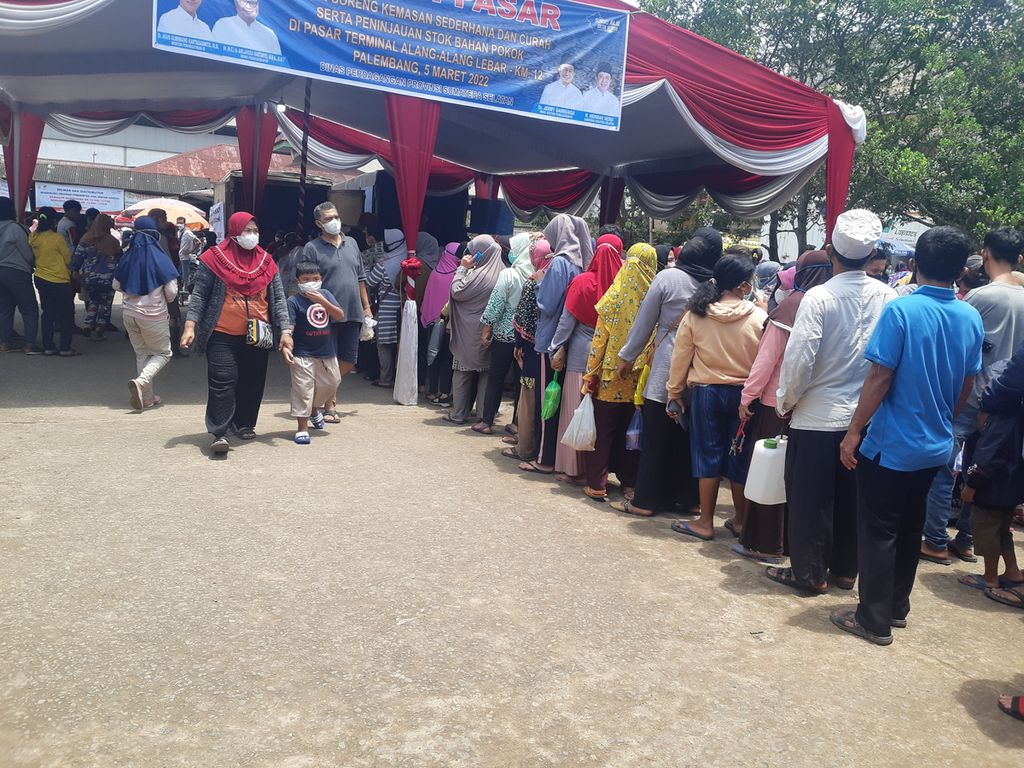 Hundreds of residents queue to buy cooking oil at the Alang-Alang Lebar Market, Palembang, South Sumatra, Saturday (5/3/2022).