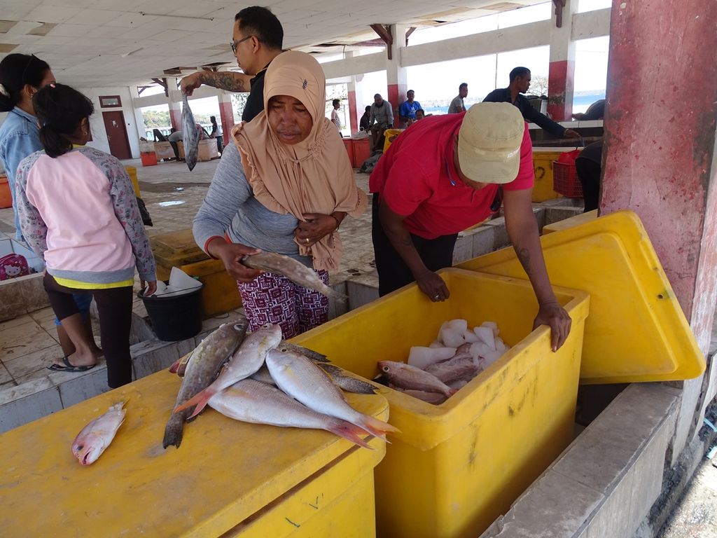 Pedagang ikan menjual ikan tangkapan nelayan di tempat pelelangan ikan di Tenau, Kupang, NTT, Selasa (18/1/2022).