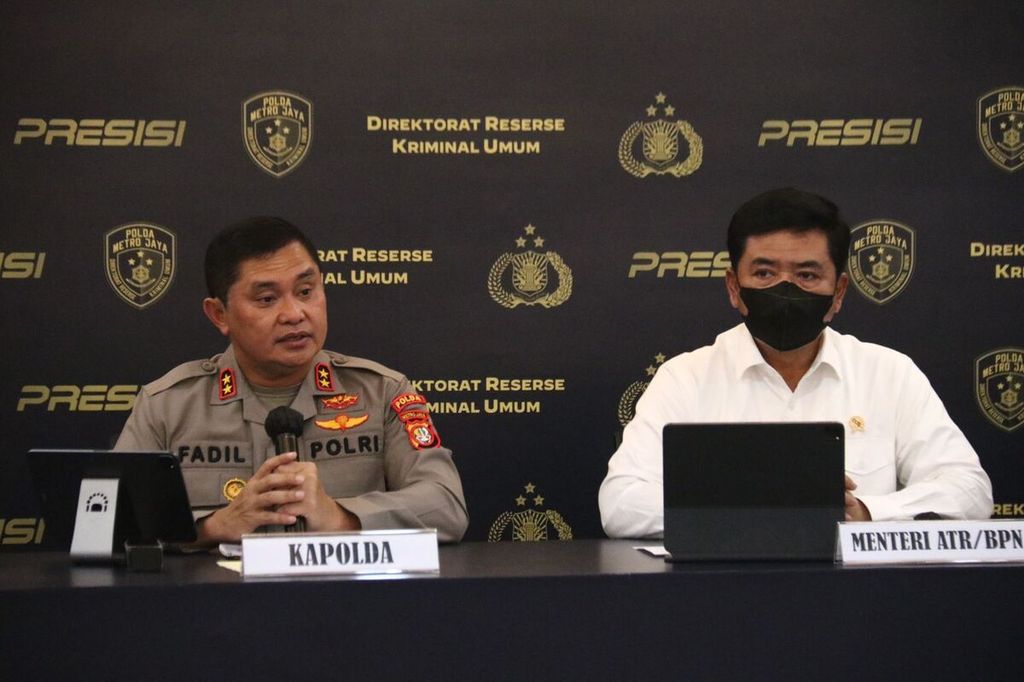 Kapolda Metro Jaya Inspektur Jenderal Fadil Imran (kiri) dan Menteri ATR/BPN Hadi Tjahjanto dalam konferensi pers di Jakarta, Senin (18/7/2022). Hadi hadir untuk menanggapi kasus mafia tanah yang melibatkan banyak jajarannya.