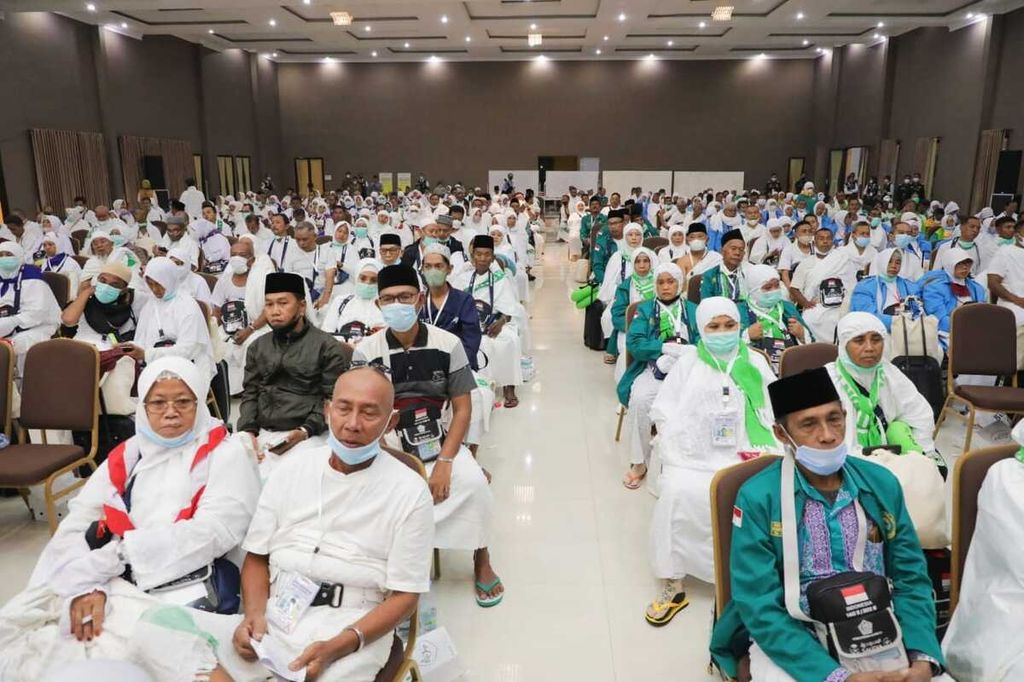 Calon jemaah haji asal Jawa Timur saat mengikuti manasik di Surabaya, Jumat (5/5/2023). 