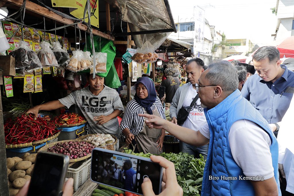  Menteri Perdagangan Zulkifli Hasan juga meninjau Pasar Pasir Gintung, Bandar Lampung, Sabtu (7/1/2023), untuk memantau harga dan stok barang kebutuhan pokok. 