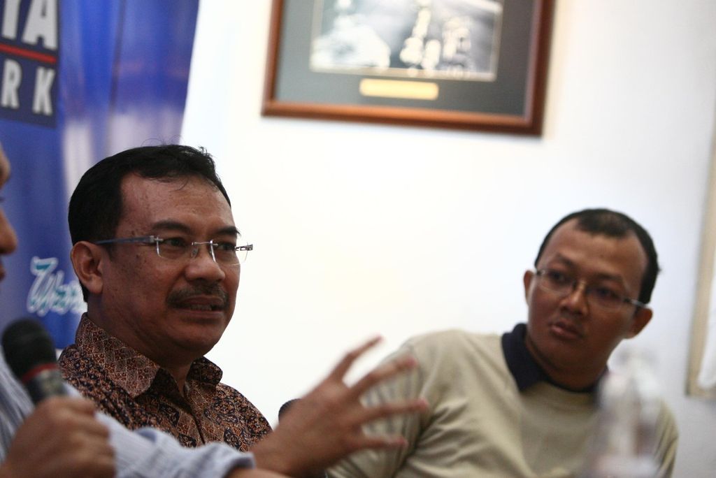 Pakar Hukum Tata Negara Universitas Parahyangan Asep Warlan Yusuf (kiri) dan Emerson Yuntho dari ICW menjadi narasumber dalam diskusi Kontroversi Perppu Pelaksana Tugas Pimpinan KPK di Jakarta, Sabtu (26/9/2009).