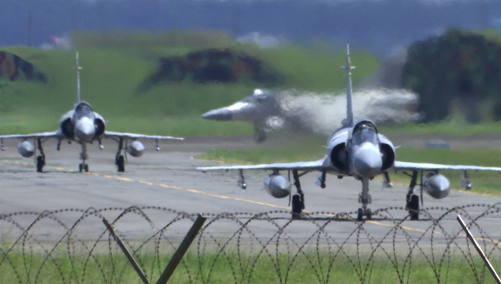 Beberapa pesawat tempur Mirage milik Angkatan Udara Taiwan bersiap di landas pacu (<i>runway</i>) Pangkalan Udara Militer Hsinchu, Taiwan, Jumat (5/8/2022). 