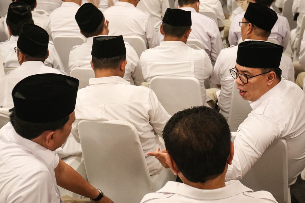 Para kader Partai Gerindra berincang-bincang di kantor Badan Pemenangan Presiden Partai Gerindra, Jakarta Barat, Sabtu (7/1/2023). 