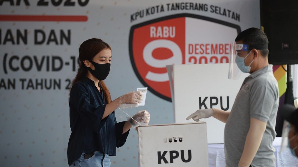 Warga memberikan hak suaranya dalam kegiatan simulasi pemungutan suara pilkada serentak 2020 di kawasan Cilenggang, Serpong, Tangerang Selatan, Sabtu (12/9/2020).