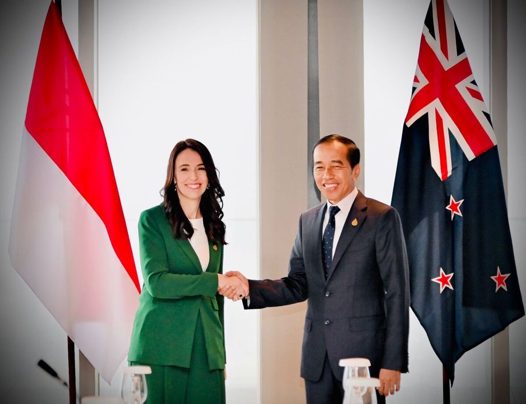 Presiden Joko Widodo saat bertemu secara bilateral dengan Perdana Menteri Selandia Baru Jacinda Ardern di Hotel Kimpton Maa-Lai, Bangkok, Jumat (18/11/2022). Pada Kamis (19/1/2023), Ardern mengumumkan akan mundur dari politik.