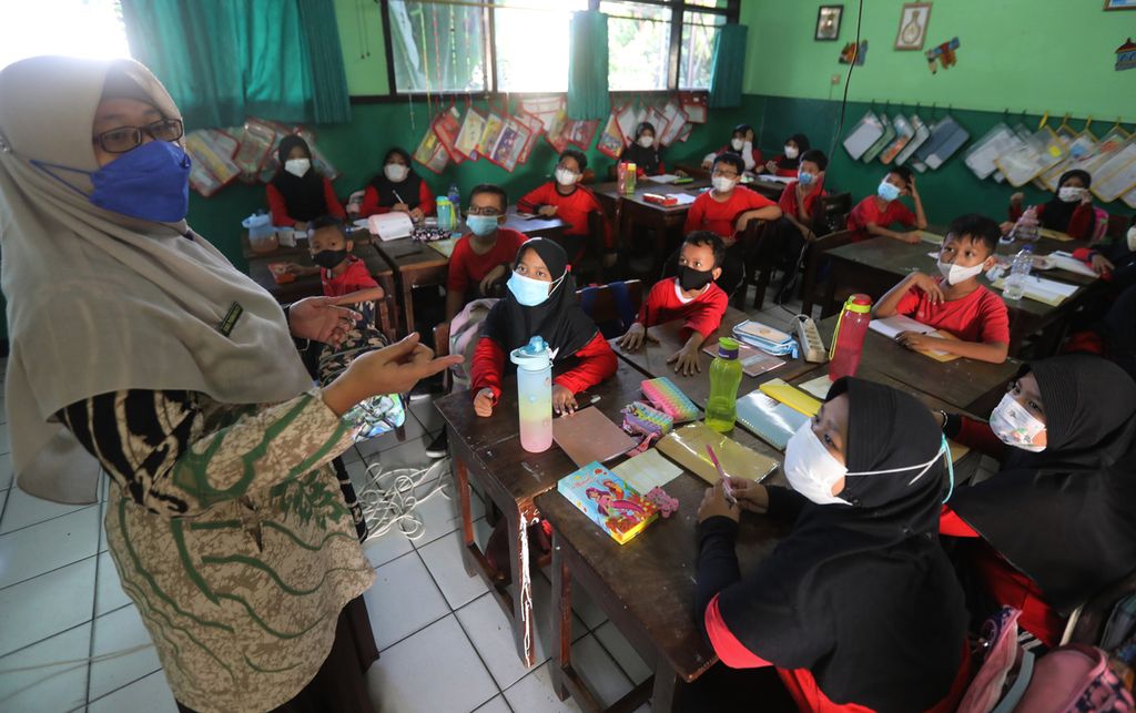 Siswa mengikuti pembelajaran tatap muka mengawali kegiatan belajar pada tahun ajaran baru 2022/2023 di SDN 09 Pondok Kelapa, Jakarta, Kamis (14/7/2022). 