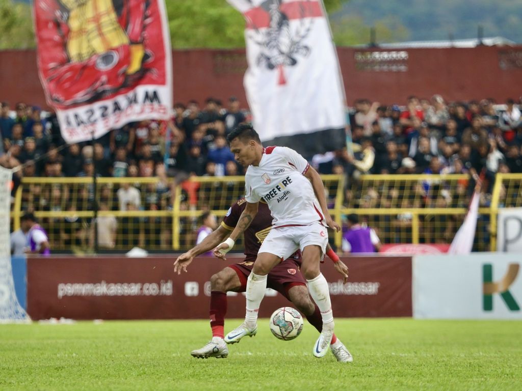 Penyerang Persis Solo, Ferdinan Sinaga, menguasai bola di tengah kawalan pemain PSM, Yance Sayuri, dalam pertandingan kedua tim di Stadion Gelora BJ Habibie, Parepare, Sulawesi Selatan, Minggu (5/3/2023).  Tepatnya kalah 2-3 dari tuan rumah. 