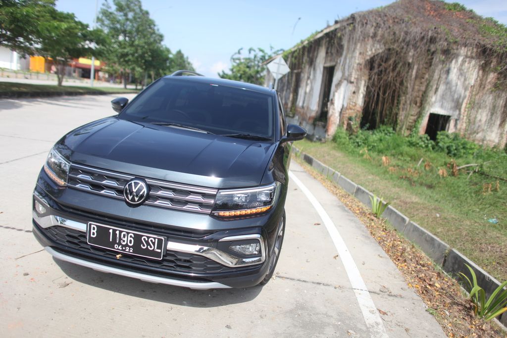 VW T-Cross adalah model mobil terbaru yang dipasarkan PT Garuda Mataram Motor di Indonesia. Mobil berjenis SUV berukuran subkompak ini meramaikan pasar yang sedang tinggi peminatnya. Mobil yang diimpor utuh dari India ini dipasarkan dengan harga Rp 488 juta <i>on the road</i> DKI Jakarta. Foto diambil di area istirahat Jalan Tol Trans-Jawa di Banjaratma, Kabupaten Brebes, Jateng, Jumat (22/4/2022).