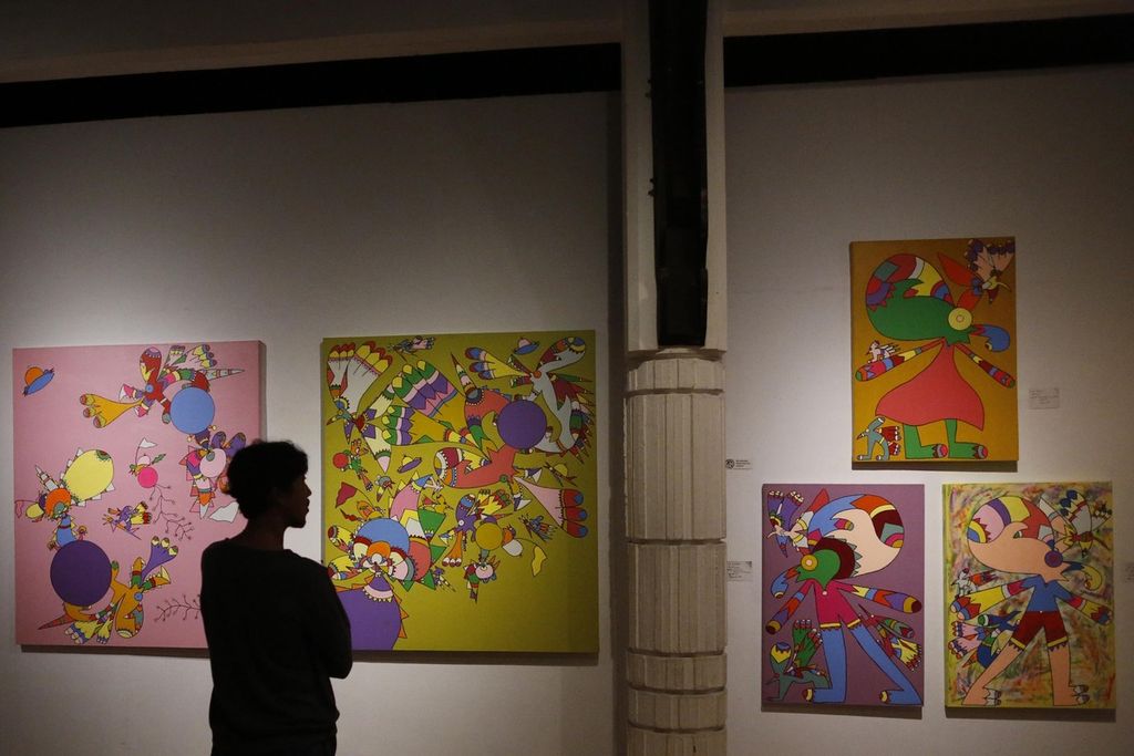 Pengunjung menikmati lukisan yang dipamerkan saat pembukaan pameran tunggal Daniel Kho bertajuk OwALAH di Bentara Budaya, Jakarta, Kamis (19/1/2023). Pameran akan berlangsung hingga 26 Januari. 