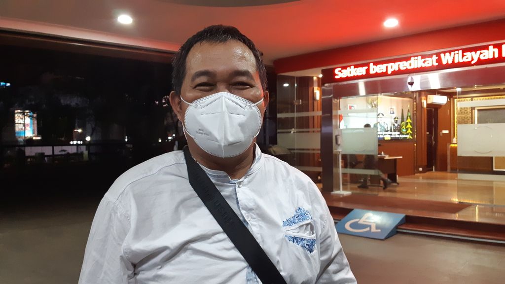 Koordinator Masyarakat Anti-Korupsi Indonesia Boyamin Saiman seusai menemui penyidik Jampidsus Kejaksaan Agung, Rabu (2/2/2022) malam.