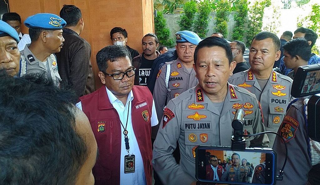 Kepala Kepolisian Daerah Bali Inspektur Jenderal Putu Jayan Danu Putra (kanan) di Gedung Direktorat Reserse Kriminal Khusus Polda Bali, Kota Denpasar, Senin (20/3/2023).
