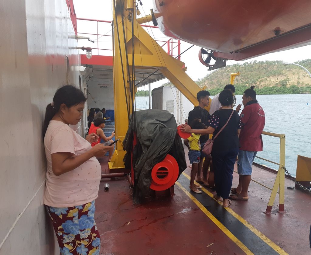 Nisa (27), a pregnant woman, boarded the pioneer ship KM Belt Nusantara 87 from Wetar Island, Southwest Maluku Regency, Maluku Province, to Kupang City, East Nusa Tenggara Province on Thursday (8/11/2022).  Nisa, a Healthy Indonesia Card user, was referred because Wetar's health facilities were inadequate.  Wetar is one of the outer islands bordering Timor Leste.