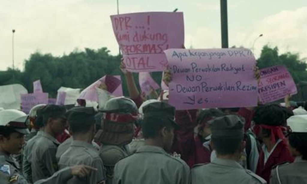 Menghadapi aksi mahasiswa di depan Gedung MPR/DPR, Jakarta, aparat bertindak tegas. Di depan pintu masuk halaman Gedung MPR/DPR, sekitar 150 anggota Ikatan Mahasiswa Muhammadiyah (IMM) Jakarta Timur melakukan aksi bungkam. Sebelumnya pengunjuk rasa diminta membubarkan diri, tetapi karena permintaan tak digubris, aparat keamanan dengan paksa menggiring pengunjuk rasa untuk dibawa ke Markas Polda Metro Jaya.