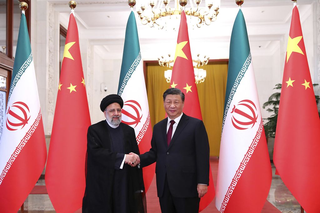 Dalam foto yang disediakan oleh Kantor Kepresidenan Iran tampak Presiden Iran President Ebrahim Raisi berjabat tangan dengan mitranya Presiden China Xi Jinping menjelang pertemuan bilateral yang digelar di Beijing pada Selasa (14/2/2023).