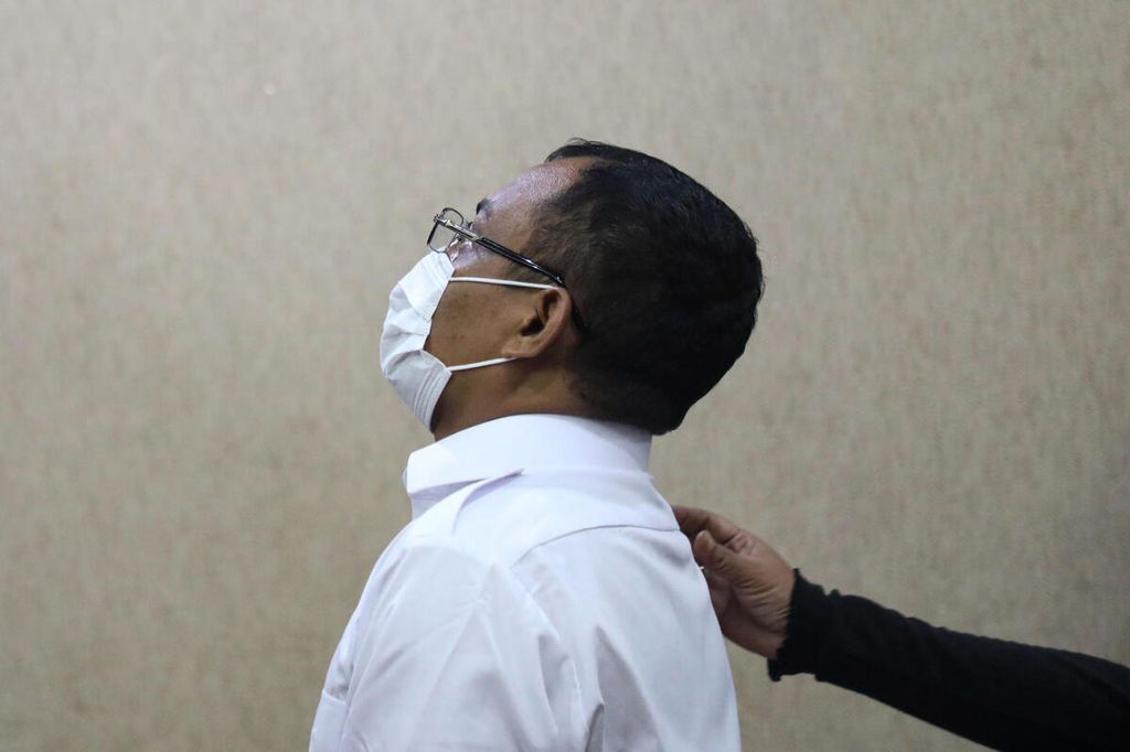 Terdakwa kasus dugaan suap terkait penanganan kasus di KPK, Maskur Husain bersiap mengikuti persidangan dengan agenda pembacaan putusan di Pengadilan Tindak Pidana Korupsi, Jakarta, Rabu (12/1/2022). 