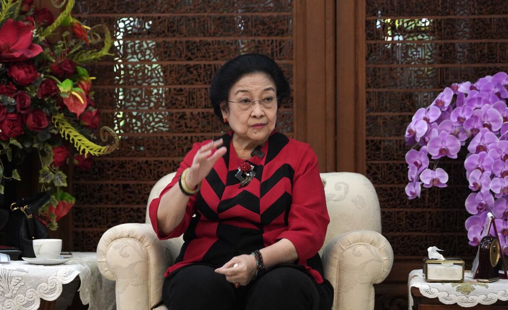 Ketua Umum PDI-P Megawati Soekarnoputri ketika menerima wawancara khusus harian <i>Kompas </i>di kediamannya di Jalan Teuku Umar, Jakarta, Senin (9/1/2023). Dalam wawancara ini, Megawati Soekarnoputri memaparkan sejarah perjalanan panjang PDI-P menjadi salah satu partai politik besar di Indonesia. 