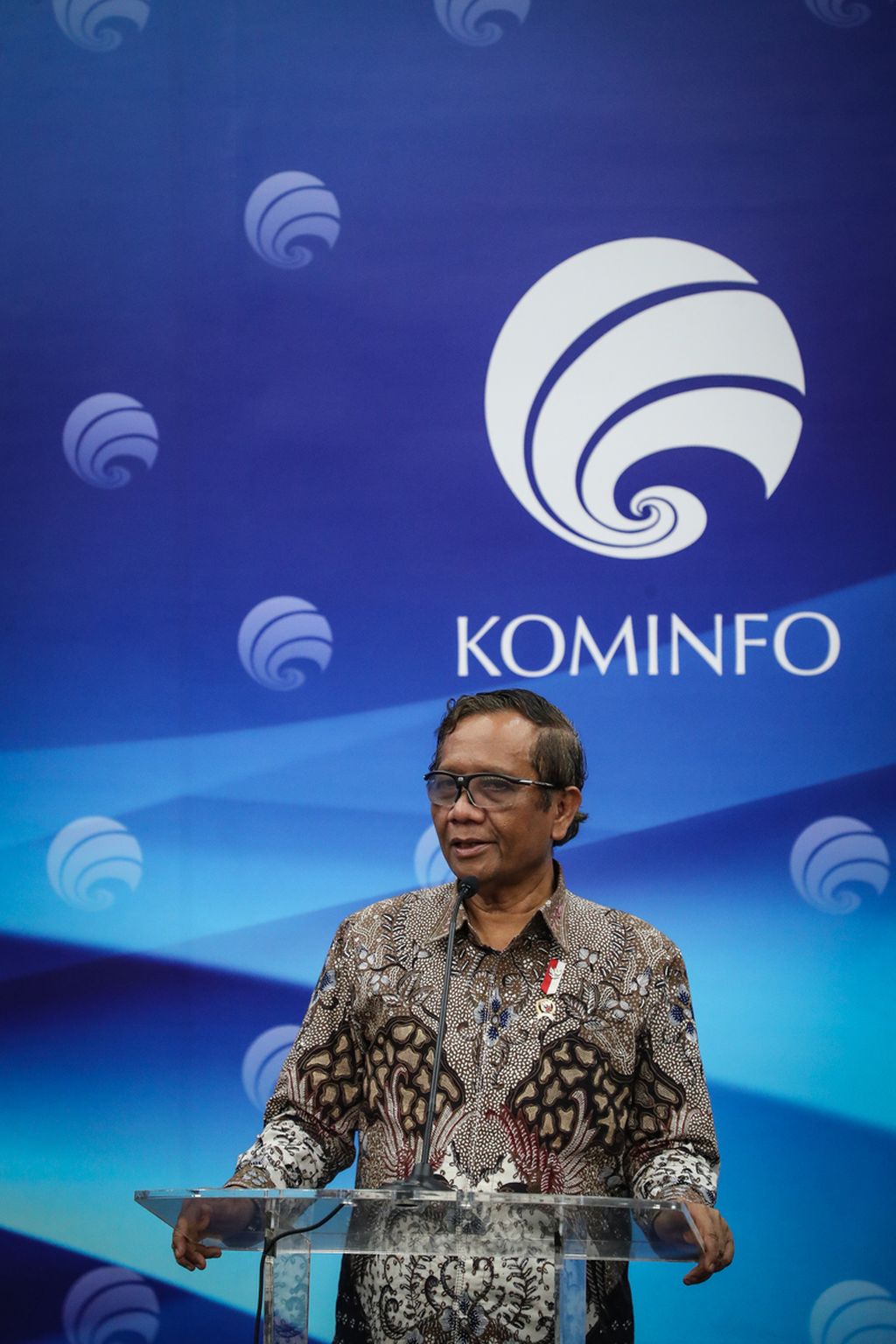 Pelaksana Tugas Menteri Komunikasi dan Informatika Mahfud MD menyampaikan keterangan pers di kantor Kementerian Komunikasi dan Informatika, Jakarta, Senin (22/5/2023). 