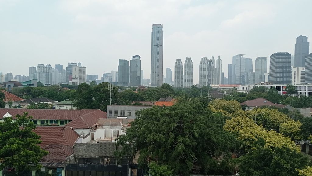Kondisi langit Jakarta di kawasan Menteng, Jakarta Pusat, Kamis (15/9/2022). Data dari Nafas Indonesia menunjukkan, kualitas udara di Jakarta mengalami perbaikan hanya di Desember 2021 dalam kurun waktu setahun terakhir (14 September 2021-14 September 2022). Pada Desember, nilai PM 2,5 menurun karena musim hujan. Ketika memasuki musim kemarau (Juni-Juli 2022), nilai PM 2,5 kembali naik.