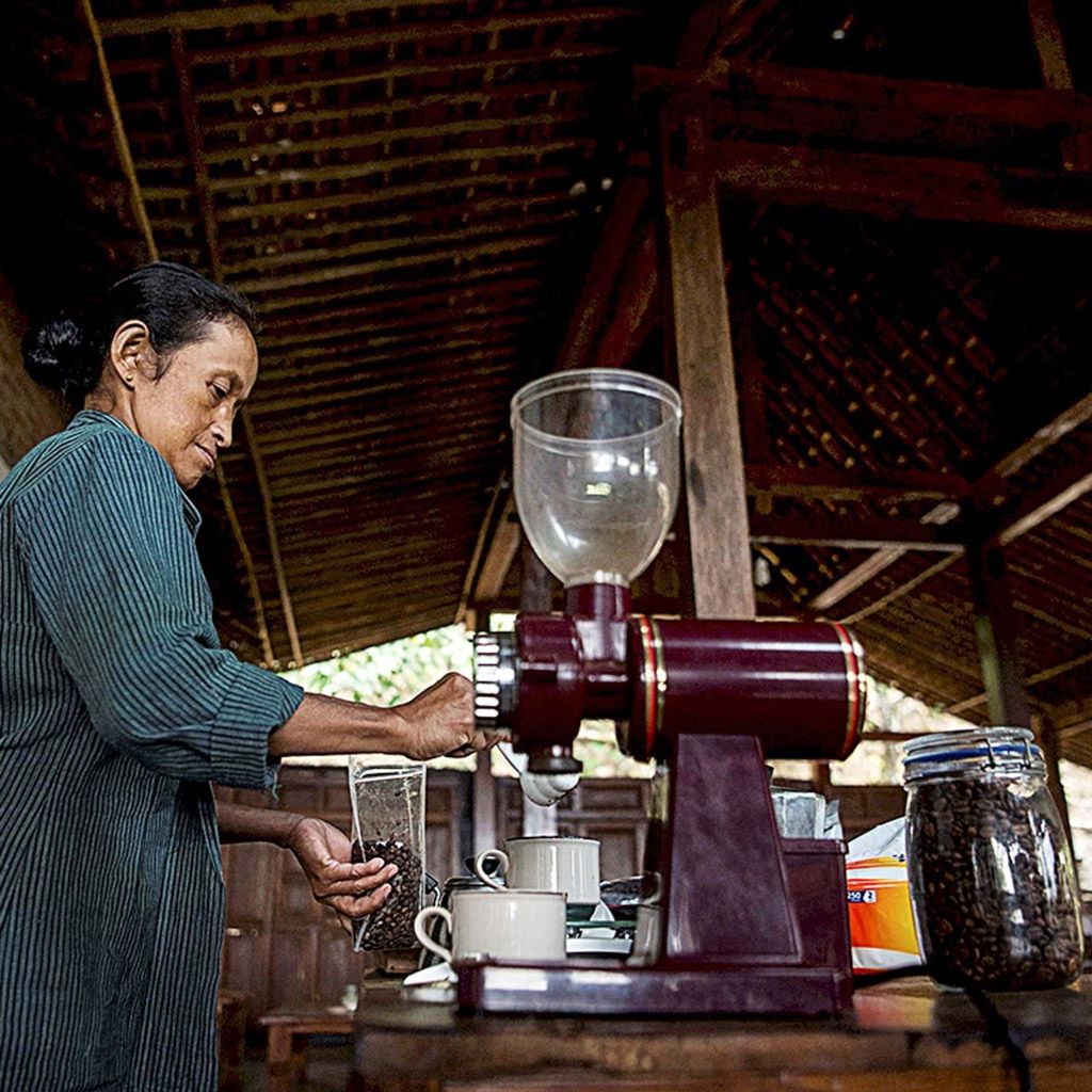 Winarni meracik minuman kopi di Kampung Kopi Borobudur, Sabtu (20/10).