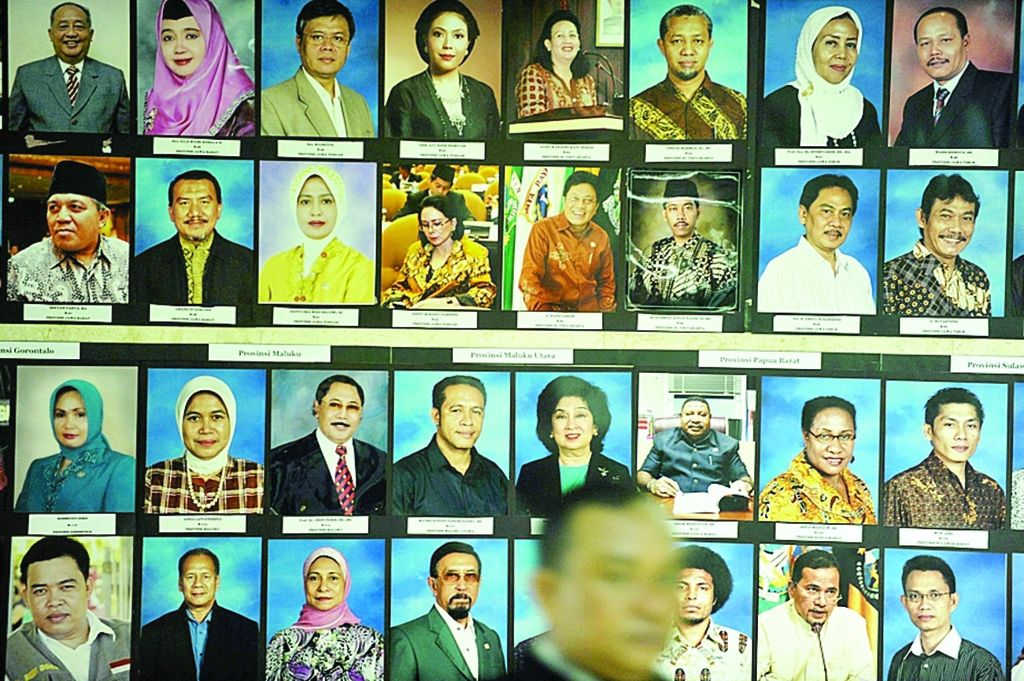 Foto-foto anggota Dewan Perwakilan Daerah (DPD) terpasang di Gedung DPD, Senayan, Jakarta, Jumat (5/8). 