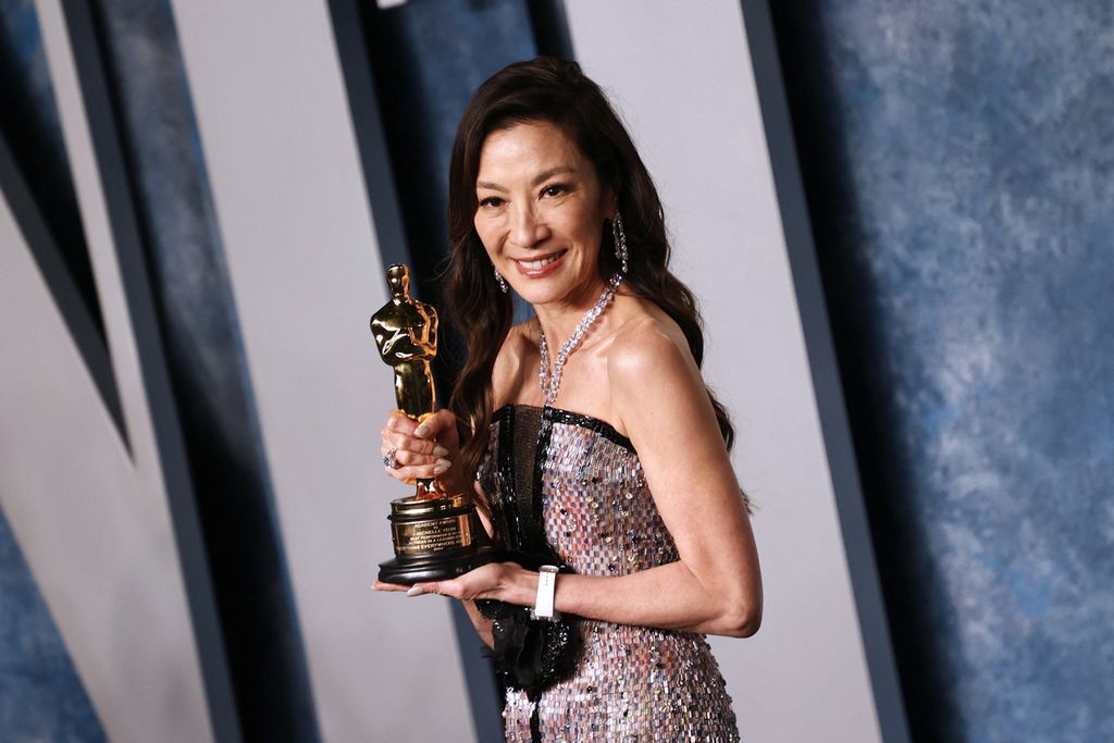 Aktris Malaysia,  Michelle Yeoh, membawa piala Oscar. 