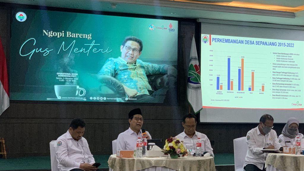 Menteri Desa, Pembangunan Daerah Tertinggal, dan Transmigrasi Abdul Halim Iskandar (kedua dari kiri) memaparkan prioritas Dana Desa 2023, di Jakarta, Senin (3/10/2022).