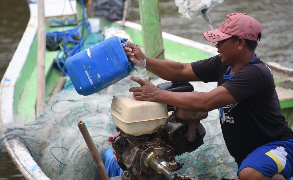  Fishermen refuel their boat engines at Tambak Wedi Beach, Surabaya, East Java, Wednesday (16/6/2021). The government plans to reduce energy subsidies by increasing fuel prices.