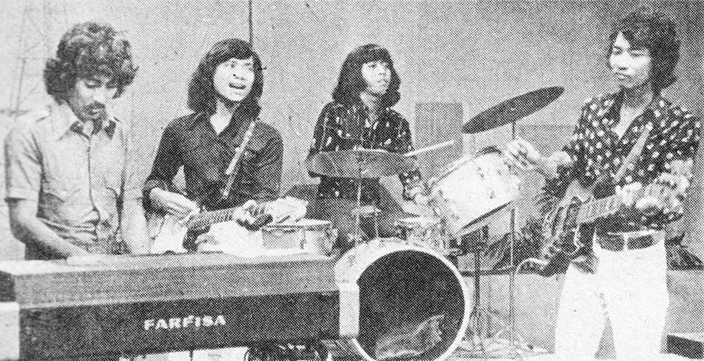 Grup musik Koes Plus formasi tahun 1977. Dari kiri Tony Koeswoyo (organ), Yon (gitar), Murry (drum), dan Yok (bas). 