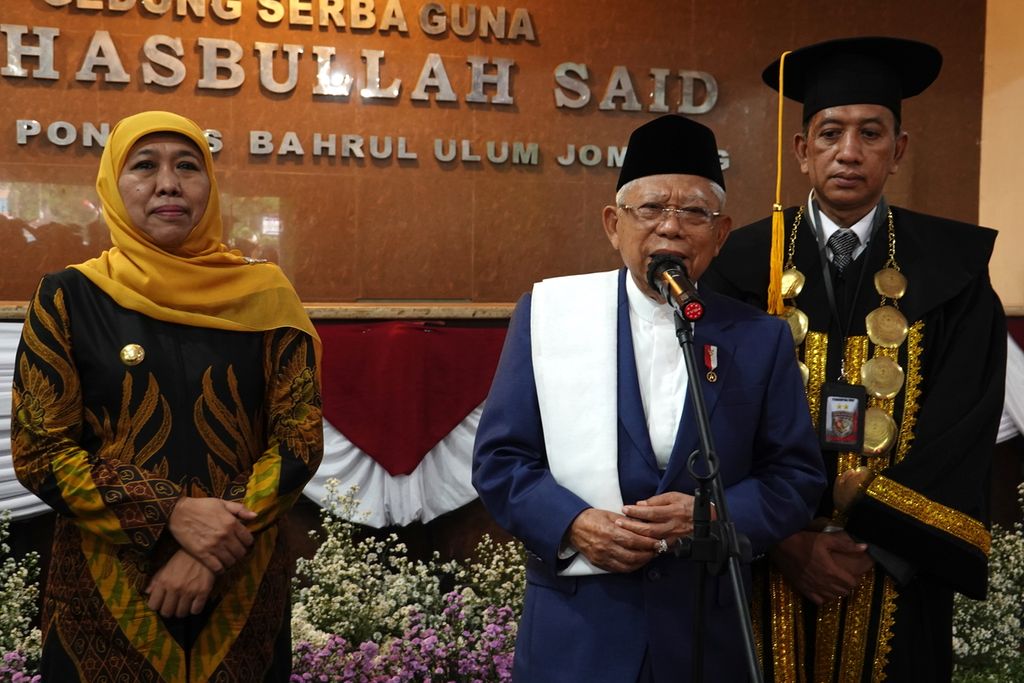 Wakil Presiden Ma'ruf Amin memberikan keterangan pers seusai menghadiri acara Wisuda ke-9 Institut Agama Islam Bani Fattah Tambakberas, Jombang, Jawa Timur, Rabu (15/3/2023).