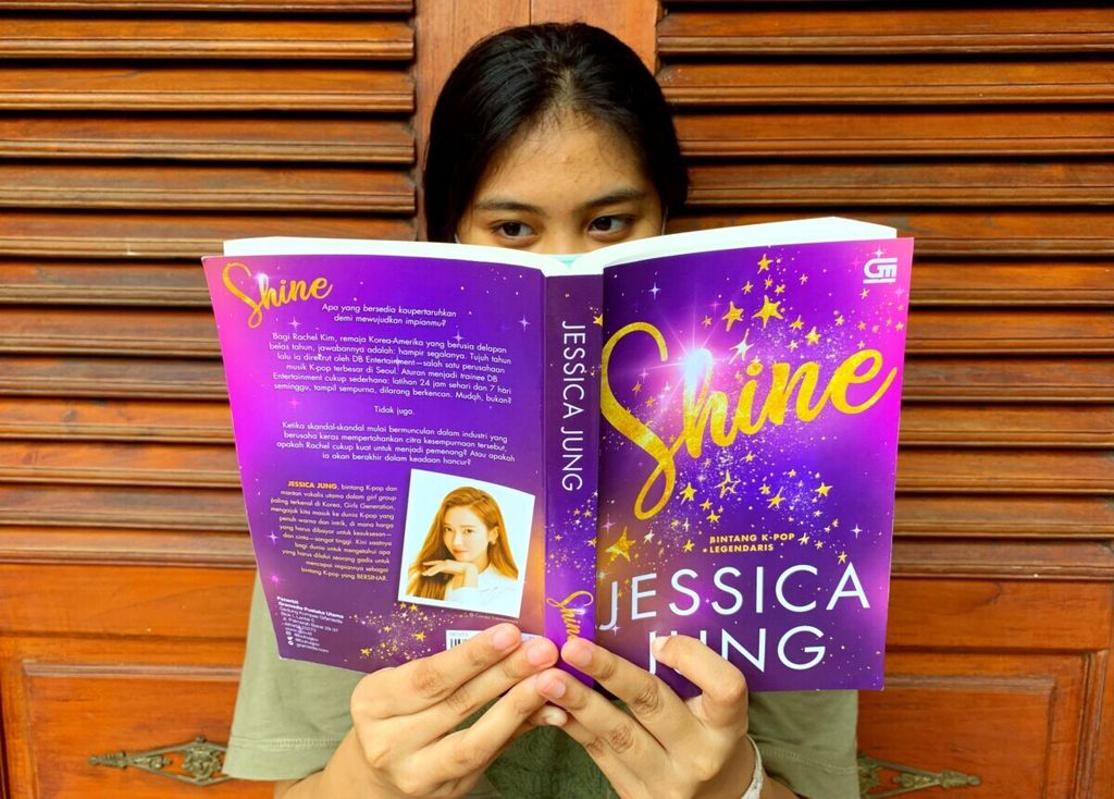 Seorang remaja perempuan membaca novel <i>Shine</i> karya penyanyi Korea Selatan, Jessica Jung, di Pamulang, Tangerang Selatan, Banten, Senin (1/2/2021). Dengan membaca, terutama membaca fiksi, kita akan membangun imajinasi. Dengan demikian, kita membangun pemikiran kritis dan rasa simpati akan pihak lain. 