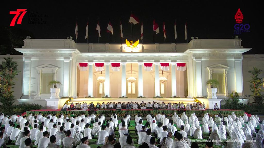 Zikir dan Doa Kebangsaan untuk 77 Tahun Indonesia Merdeka diselenggarakan di halaman depan Istana Merdeka, Jakarta, Senin (1/8/2022) malam. Acara ini menjadi awal rangkaian peringatan HUT Kemerdekaan RI. 