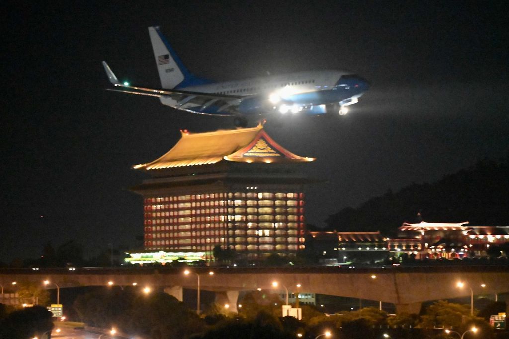 Sebuah pesawat militer AS yang membawa Ketua DPR AS Nancy Pelosi bersiap mendarat di Bandar Udara Sungshan di Taipei, Taiwan, Selasa (2/8/2022). 