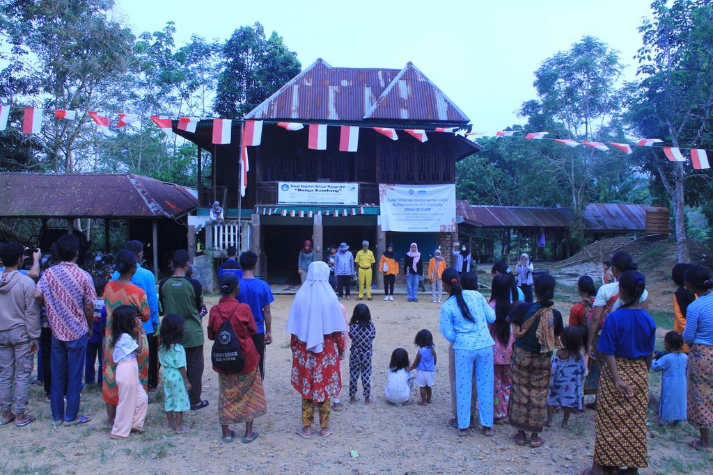 Warga komunitas Orang Rimba di penyangga Taman Nasional Bukit Duabelas, Jambi, mengikuti upacara bendera, Rabu (17/8/2022). Tiga anak rimba turut menjadi pengibar bendera Merah Putih.