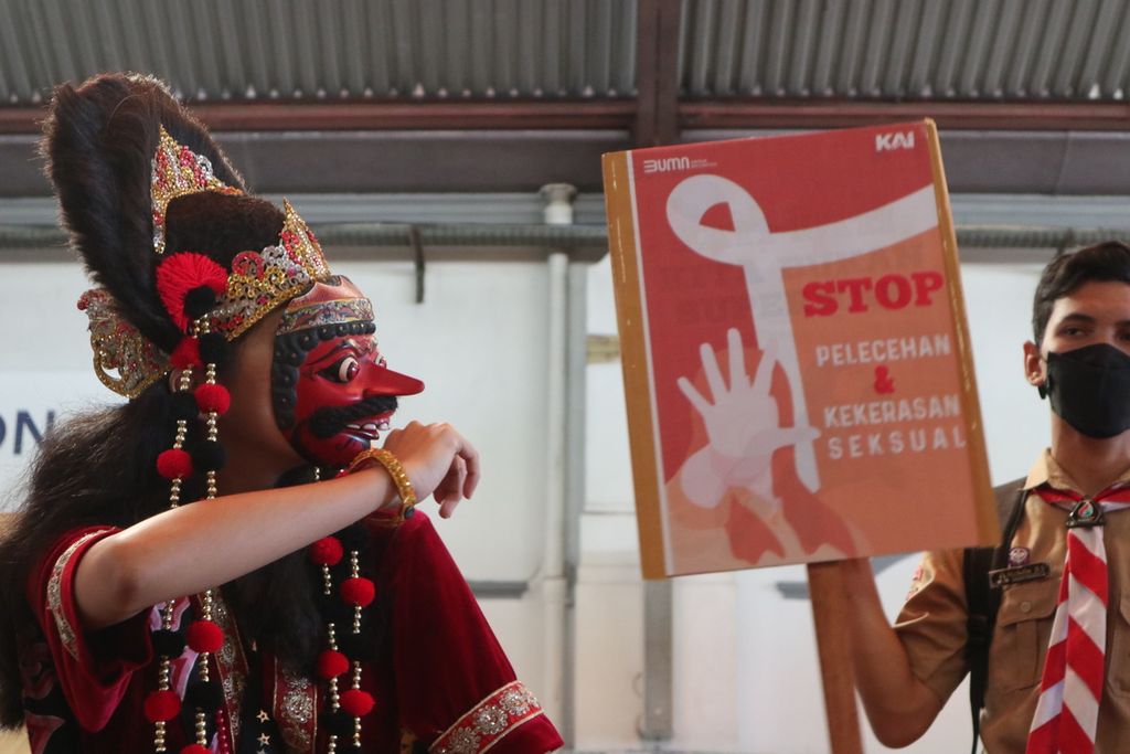 Diva Ramadhona (20) menari topeng klana saat kampanye stop pelecehan seksual dan kekerasan seksual. Kampanye itu digelar oleh PT Kereta Api Indonesia (Persero) Daerah Operasi 3 Cirebon.