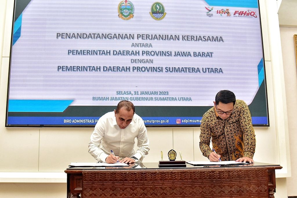 Gubernur Jawa Barat Ridwan Kamil (kanan) dan Gubernur Sumatera Utara Edy Rahmayadi menandatangani perjanjian kerja sama di rumah dinas Gubernur Sumut, Medan, Sumut, Selasa (31/2/2023) malam. 