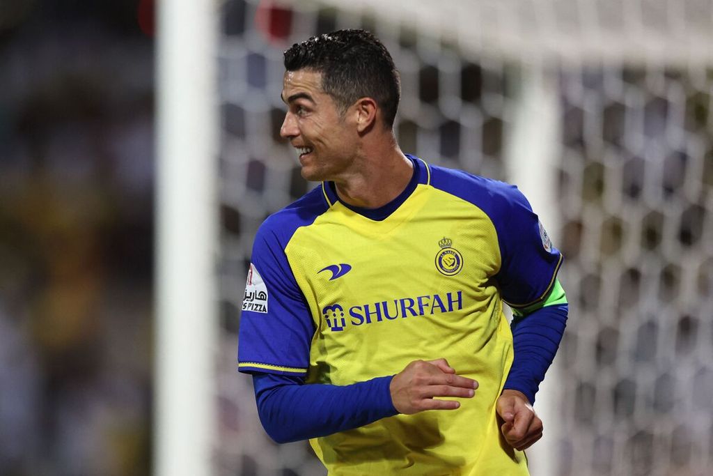 Penyerang Al Nassr, Cristiano Ronaldo, melakukan selebrasi setelah mencetak gol kedua dalam pertandingan Liga Arab Saudi antara Al Wehda dan Al Nassr, Jumat (10/2/2023) dini hari WIB, di Stadion Raja Abdul Aziz, Mekkah. Ronaldo mencetak 4 gol dalam pertandingan tersebut.